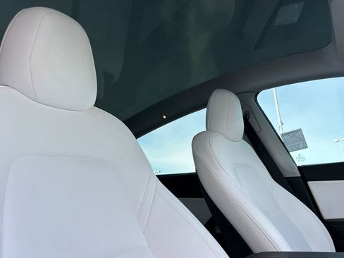 Used 2021 Tesla Model Y Long Range image 18