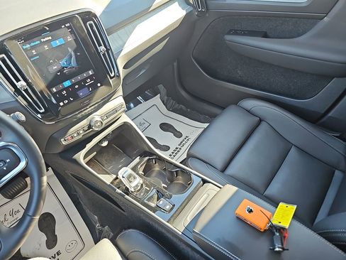 Used 2025 Volvo XC40 B5 Plus image 30