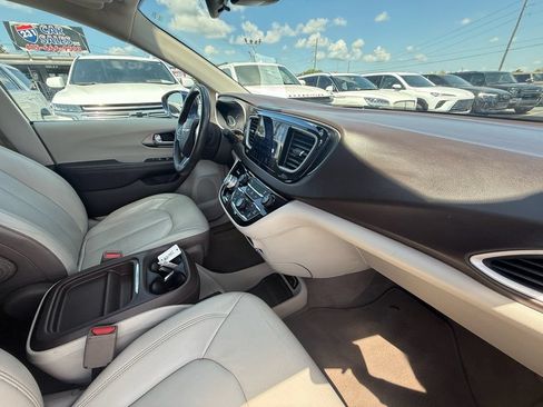 Used 2017 Chrysler Pacifica Touring-L w/ Tire & Wheel Group FWD image 20