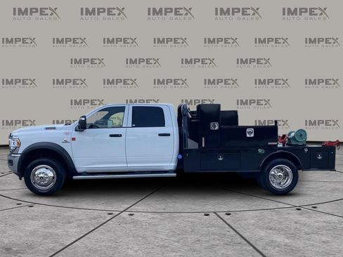 Used 2024 RAM 5500 Tradesman w/ Chrome Appearance Group AWD/4WD image 2