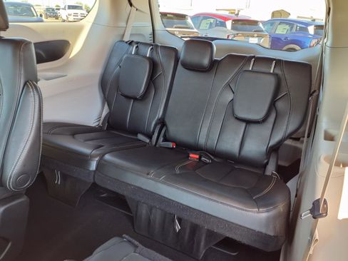 Used 2023 Chrysler Pacifica Touring-L FWD image 26
