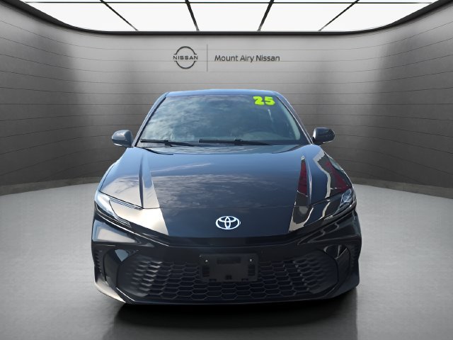 Used 2025 Toyota Camry SE FWD image 1