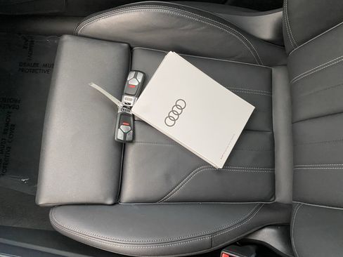 Used 2024 Audi Q5 e Premium w/ Convenience Package image 9