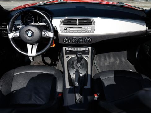Used 2005 BMW Z4 2.5i image 2