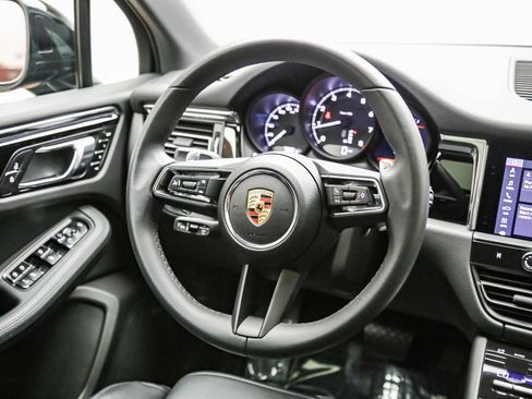 Certified 2025 Porsche Macan AWD/4WD image 19