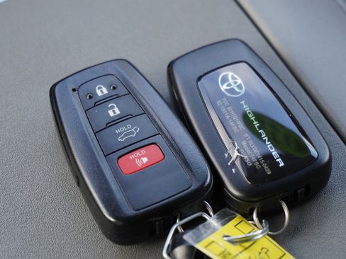 Used 2022 Toyota Highlander XLE image 20