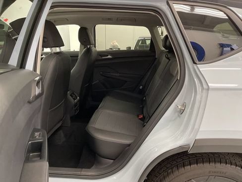 Used 2025 Volkswagen Taos SE AWD/4WD image 8