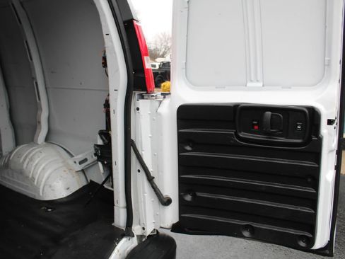 Used 2022 GMC Savana 2500 image 32