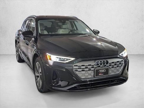 Used 2024 Audi Q8 e-tron Premium Plus w/ Premium Plus Package image 3