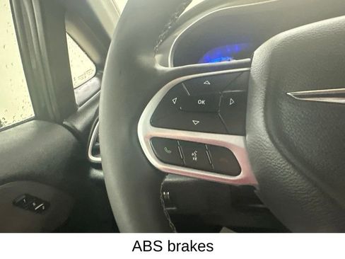 Used 2025 Chrysler Pacifica Select FWD image 34