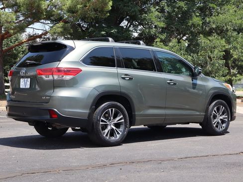 Used 2017 Toyota Highlander Plus w/ Carpet Mat Package AWD/4WD image 5
