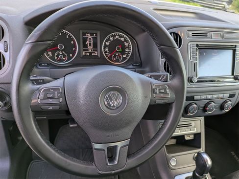 Used 2017 Volkswagen Tiguan S image 17