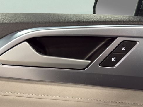 Certified 2025 Volkswagen Taos SE image 15