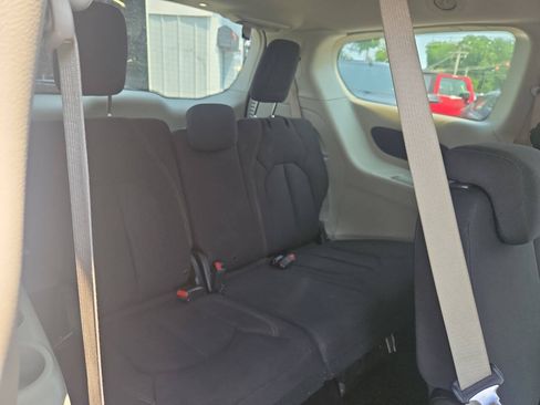 Used 2017 Chrysler Pacifica LX FWD image 29