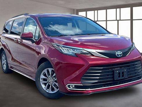 Used 2023 Toyota Sienna XLE FWD image 3