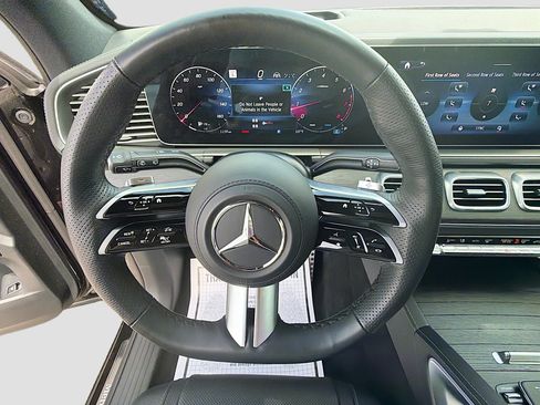 Used 2025 Mercedes-Benz GLS 450 4MATIC image 41