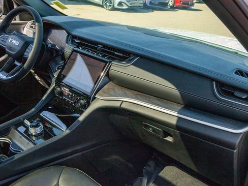 Used 2025 Jeep Grand Cherokee Limited w/ Luxury Tech Group II image 11