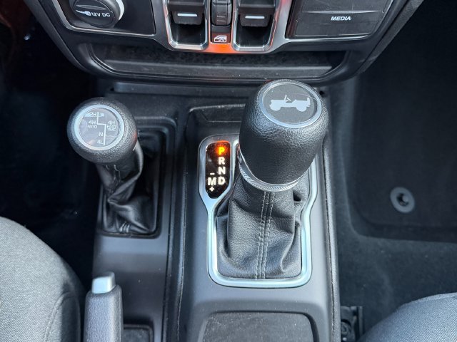 Used 2024 Jeep Wrangler Unlimited Sahara AWD/4WD image 26