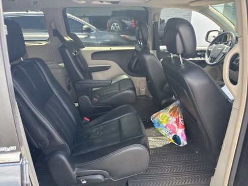Used 2014 Chrysler Town & Country Touring-L w/ Driver Convenience Group FWD image 16