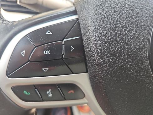 Used 2018 Jeep Cherokee Latitude Plus w/ Cold Weather Group AWD/4WD image 25