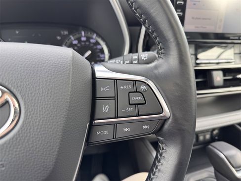 Used 2020 Toyota Highlander XLE image 21