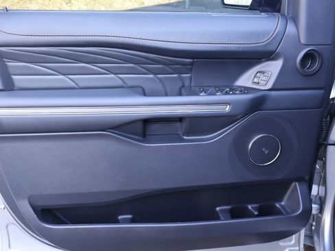 Used 2024 Ford Expedition Platinum image 18