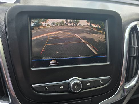 Used 2021 Chevrolet Equinox LS image 32