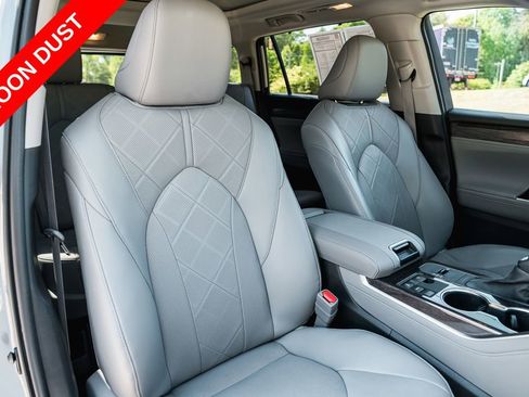 Used 2024 Toyota Highlander Platinum FWD image 30