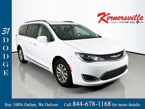 Used 2018 Chrysler Pacifica Touring-L FWD image 1