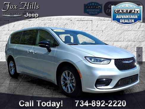 Certified 2026 Chrysler Pacifica Limited FWD image 1