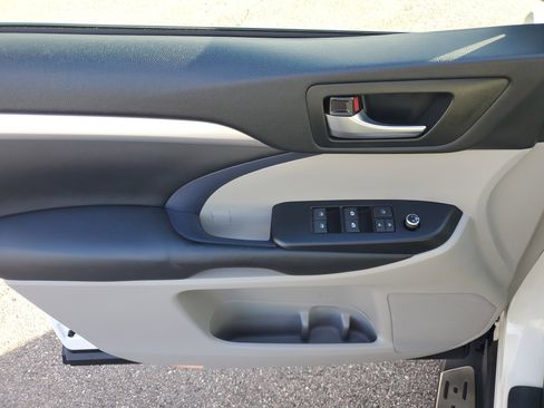 Used 2019 Toyota Highlander XLE image 21
