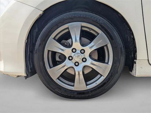 Used 2017 Toyota Sienna SE image 21