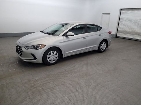 Used 2018 Hyundai Elantra SE w/ Winter Weather Package FWD image 2