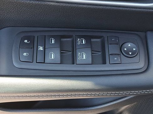 Used 2023 Chrysler Pacifica Touring FWD image 31