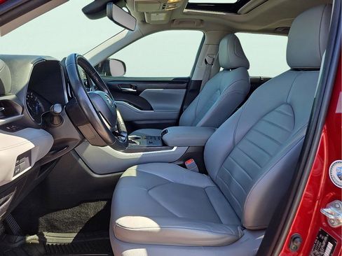 Used 2021 Toyota Highlander XLE image 11