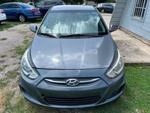 Used 2017 Hyundai Accent SE FWD image 2