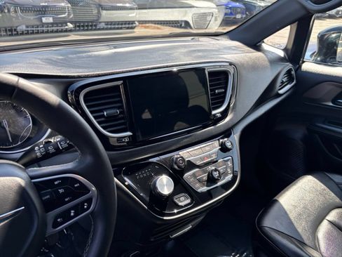Used 2025 Chrysler Pacifica Select FWD image 17