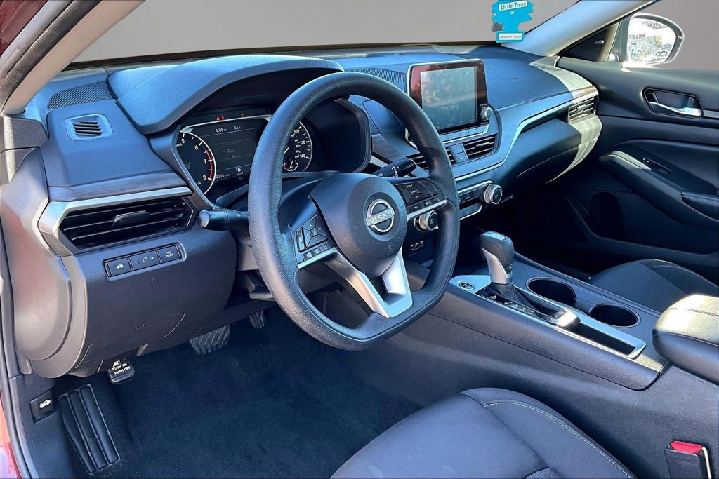 Used 2025 Nissan Altima 2.5 SV FWD image 16