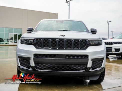 Used 2023 Jeep Grand Cherokee L Laredo image 4