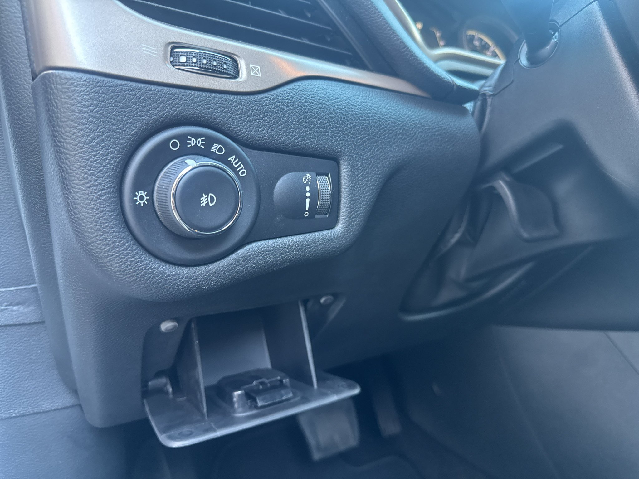 Used 2018 Jeep Cherokee Latitude w/ Safety Group AWD/4WD image 18