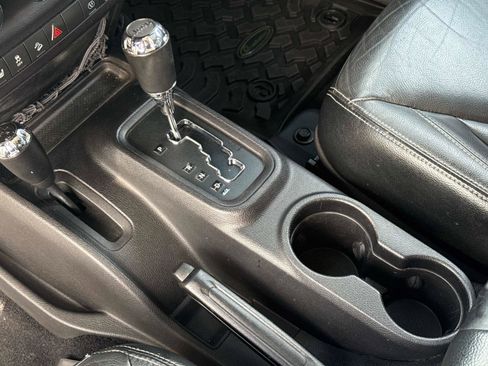 Used 2015 Jeep Wrangler Unlimited Rubicon image 23