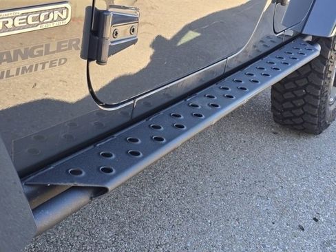 Used 2017 Jeep Wrangler Unlimited Rubicon image 18