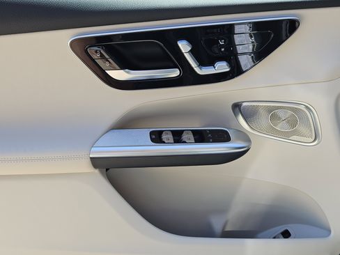 Used 2025 Mercedes-Benz GLC 300 image 24