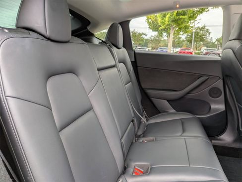 Used 2022 Tesla Model Y Long Range image 33