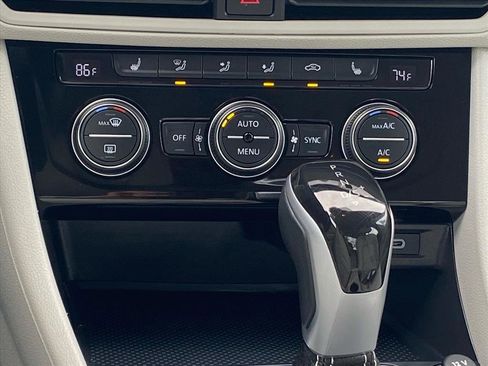 Certified 2024 Volkswagen Jetta SE image 10