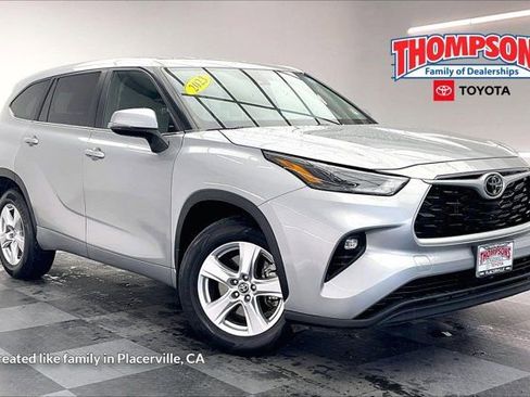 Used 2023 Toyota Highlander LE image 1