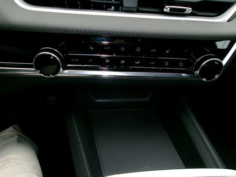 New 2026 Chevrolet Equinox LT w/ Convenience Package II FWD image 16