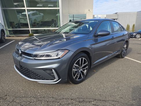Certified 2025 Volkswagen Jetta SE w/ Sunroof Package image 2