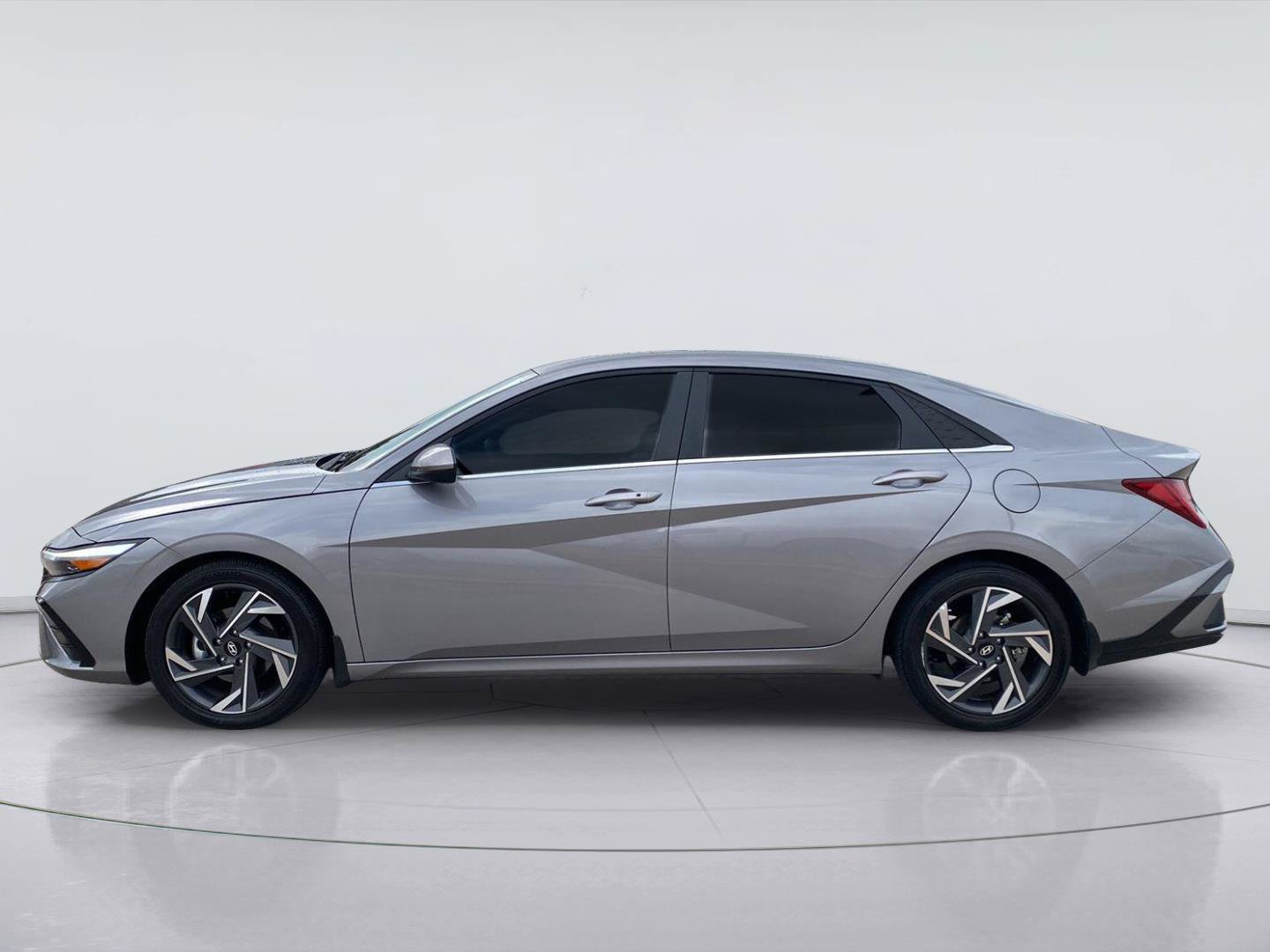 Used 2024 Hyundai Elantra SEL w/ Convenience Package FWD image 2