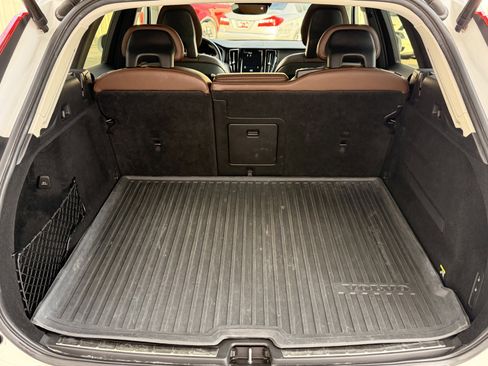 Used 2019 Volvo XC60 T5 Momentum w/ Multimedia Package image 18